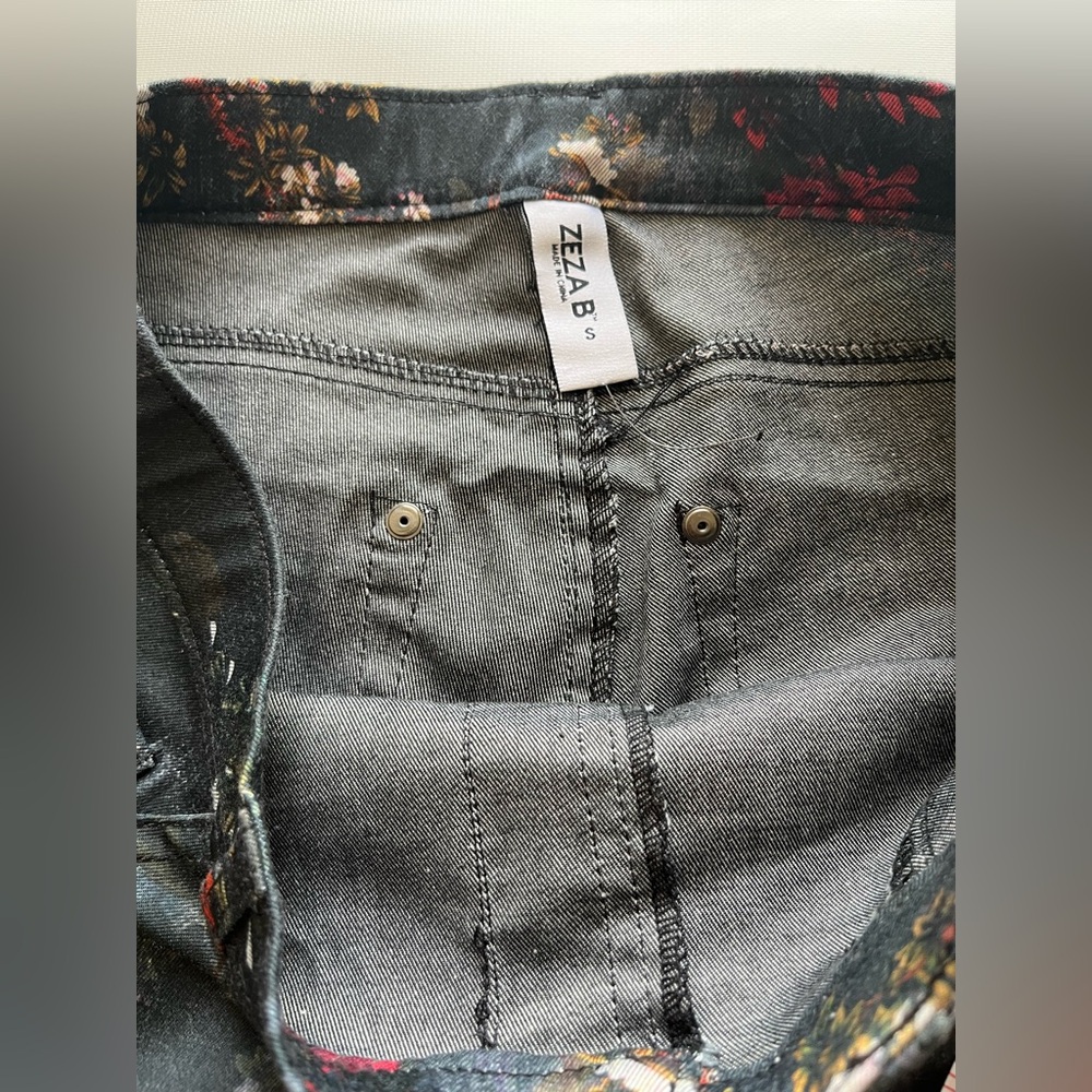 Floral Women's jeans Size Small
Excellent condition - Picture 8 of 9